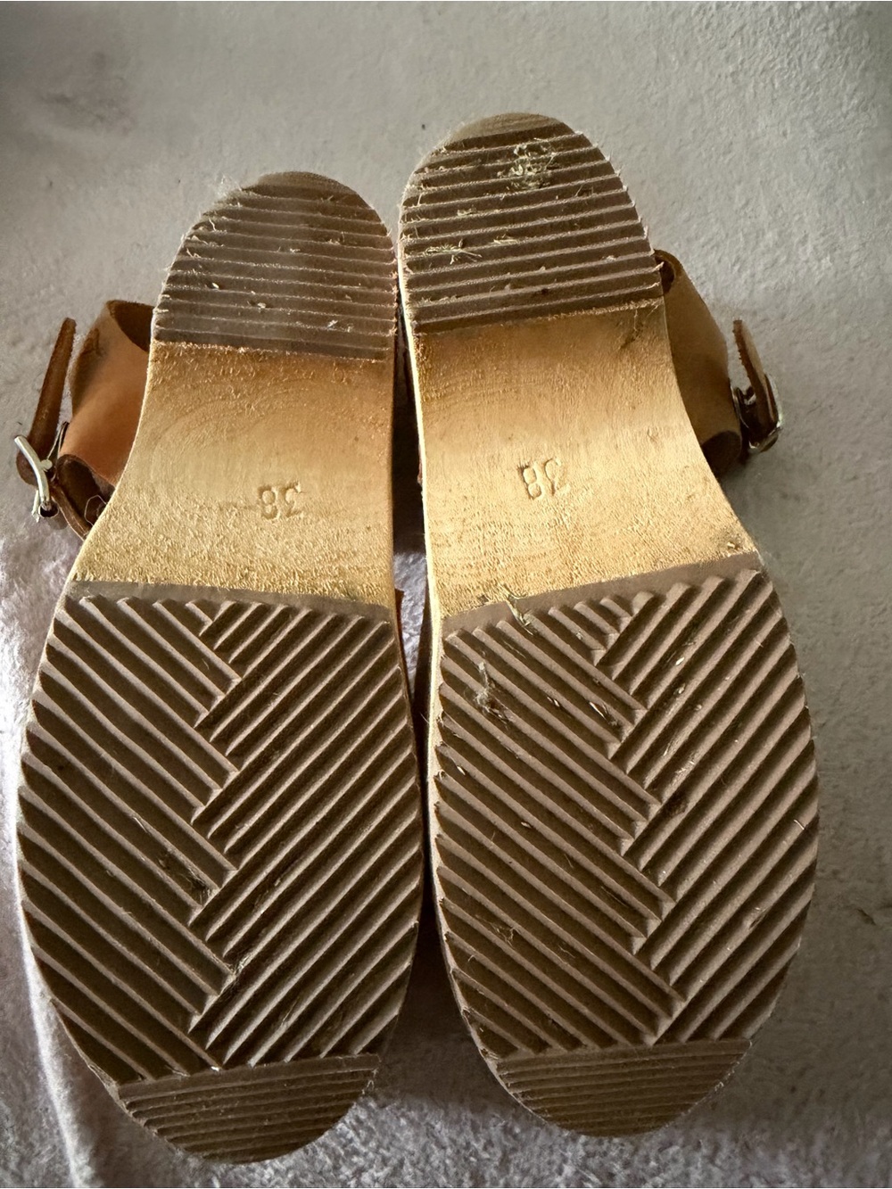 Lotta From Stockholm Tan Leather Ankle-Strap Clogs - Picture 4 of 7
